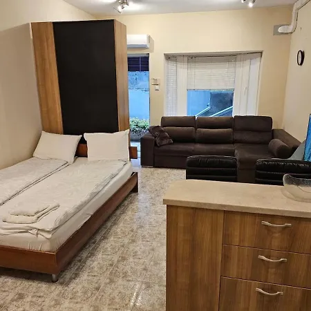 Bright And Cozy With Garage Near The Center